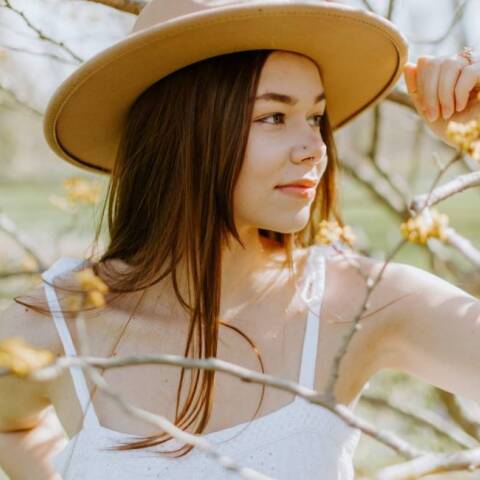 Κοπέλα ντυμένη στα λευκά, ανάμεσα στα δέντρα