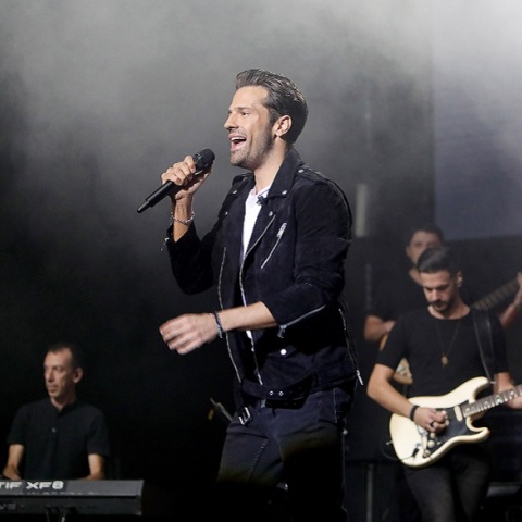 Ο Κωνσταντίνος Αργυρός τραγουδά σε κοριτσάκι με κινητικά προβλήματα