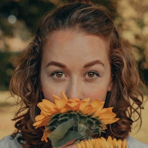 Γυναίκα μυρίζει ηλίανθο