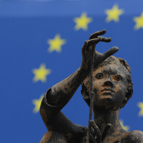 Άγαλμα με φόντο τη σημαία της Ευρωπαϊκής Ένωσης