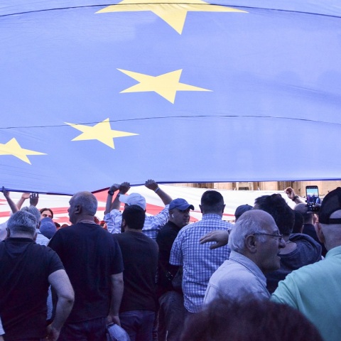 Πολίτες στη Γεωργία που διαδηλώνουν υπέρ της Ευρωπαϊκής Ένωσης