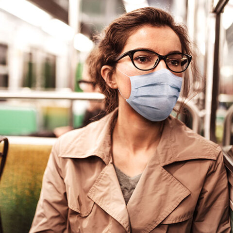 Γυναίκα με μάσκα για κορωνοϊό στο μετρό