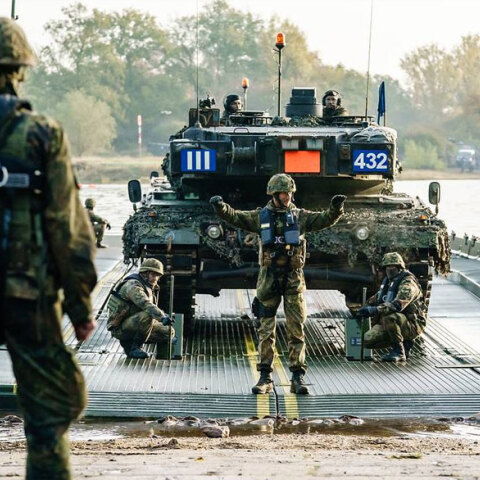 Το ΝΑΤΟ μεταφέρει περισσότερα στρατεύματα σε χώρες που συνορεύουν με τη Ρωσία