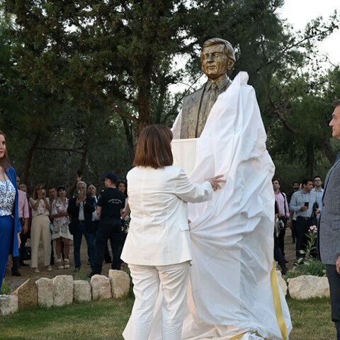 Η Κατερίνα Σακελλαροπούλου κάνει τα αποκαλυπτήρια της προτομής του Παύλου Μπακογιάννη