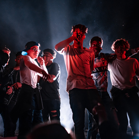 Έφηβοι που τραγουδάνε