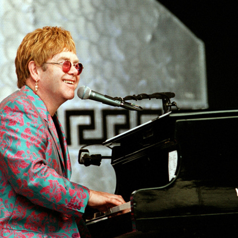 Ο Έλτον Τζον παίζει πιάνο σε συναυλία