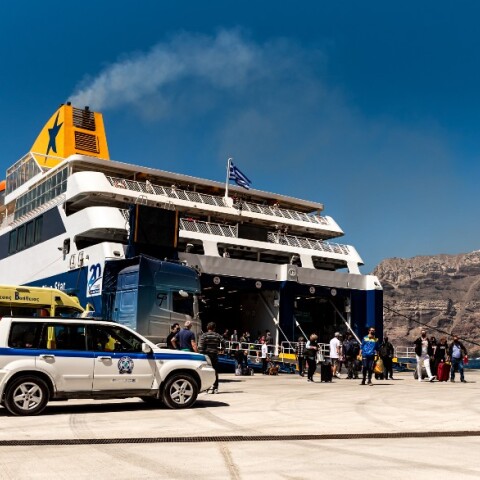 Πλοίο κατά την άφιξή του στο λιμάνι της Σαντορίνης