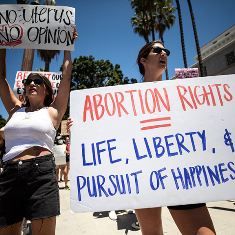 Διαμαρτυρία κατά της απόφασης του Ανώτατου Δικαστηρίου των ΗΠΑ για απαγόρευση των αμβλώσεων