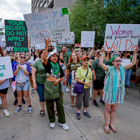 Διαμαρτυρία κατά της απόφασης του Ανώτατου Δικαστηρίου των ΗΠΑ για απαγόρευση των αμβλώσεων