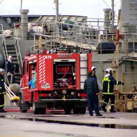 Φωτιά τώρα σε πλοίο στα ναυπηγεία Περάματος