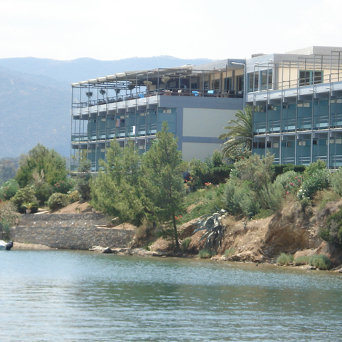 Ξενοδοχείο σε σχέδια του Άρη Κωνσταντινίδη στον Πόρο