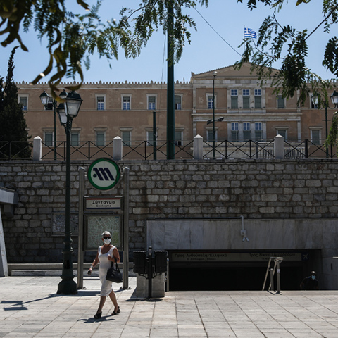 Γυναίκα με μάσκα στο κέντρο της Αθήνας