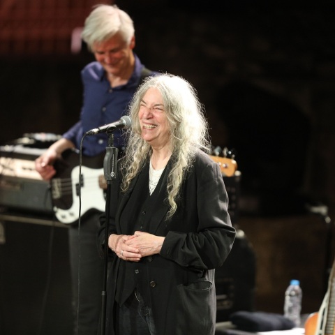 Η Patti Smith χαμογελά στο κοινό στο Ηρώδειο