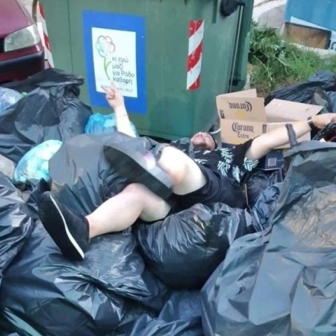 Ρόδος: Μεθυσμένοι τουρίστες ξαπλώνουν σε ξεχειλισμένους κάδους σκουπιδιών