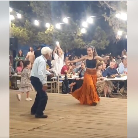 Σχοινούσα: 89χρονος χορεύει με την εγγονή του στη σκηνή γλεντιού