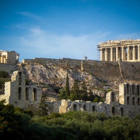 Φωτογραφία του Ηρωδείου με φόντο την Ακρόπολη