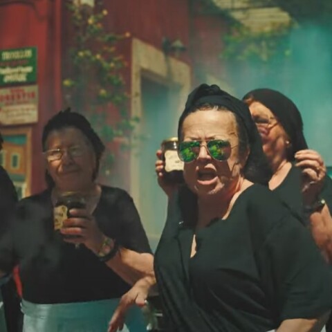 Το viral βίντεο με τις γιαγιάδες από την Κρήτη - Φορούν μαύρα και κάνουν τραπ