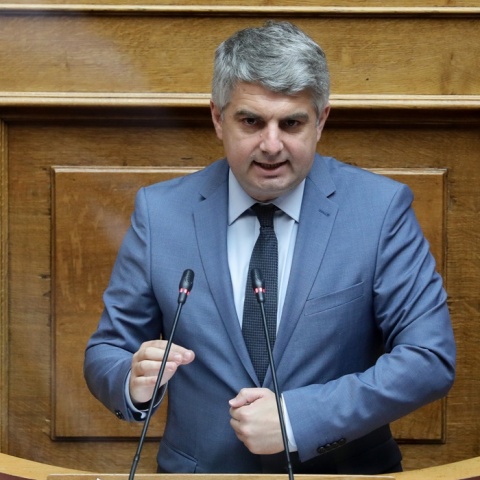 Ο Οδυσσέας Κωνσταντινόπουλος στο βήμα της Βουλής