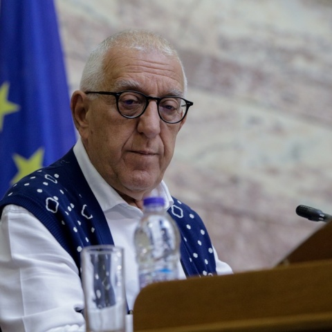 Νικήτας Κακλαμάνης στο βήμα του προέδρου της Βουλής