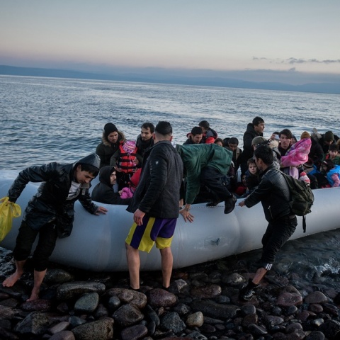 Πρόσφυγες φτάνουν με βάρκα σε παραλία της Λέσβου