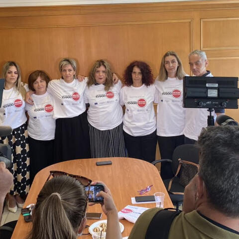 Η υφυπουργός Μαρία Συρεγγέλα, στο κέντρο, με τους γονείς των δολοφονημένων παιδιών 