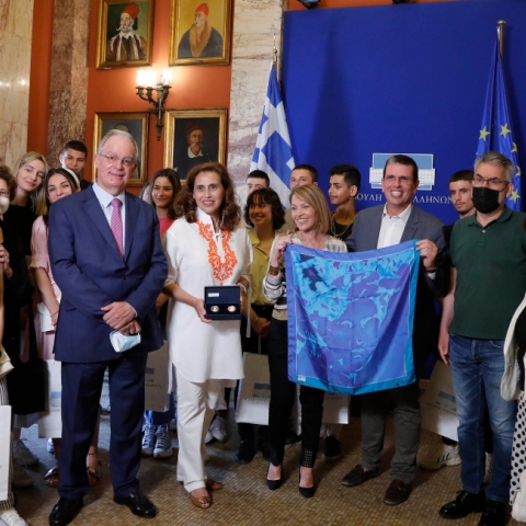 Βράβευση της Πηνελόπης Βλαχογιάννης και του Γενικού Λυκείου Κάτω Νευροκοπίου Δράμας από τον Κωνσταντίνο Τασούλα