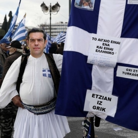 Εικόνα που δείχνει τον Αλέξη Τσίπρα ντυμένο με παραδοσιακή στολή 