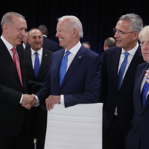 Ο Τούρκος Πρόεδρος, Ρετζέπ Ταγίπ Ερντογάν, δίνει χειραψία με τον πρόεδρο των ΗΠΑ, Τζο Μπάιντεν, δίπλα στον Γενικό Γραμματέα του ΝΑΤΟ, Γενς Στόλτενμπεργκ, και τον Βρετανό πρωθυπουργό, Μπόρις Τζόνσον, κατά τη διάρκεια της της Συνόδου Κορυφής του ΝΑΤΟ