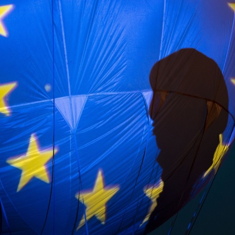 Ανθρώπινη σκιά δίπλα σε αερόστατο με τη σημαία της Ευρωπαϊκής Ένωσης