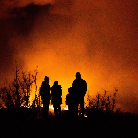 Φωτιές - Σκιές ανθρώπων διακρίνονται μπροστά από τις φλόγες πυρκαγιάς