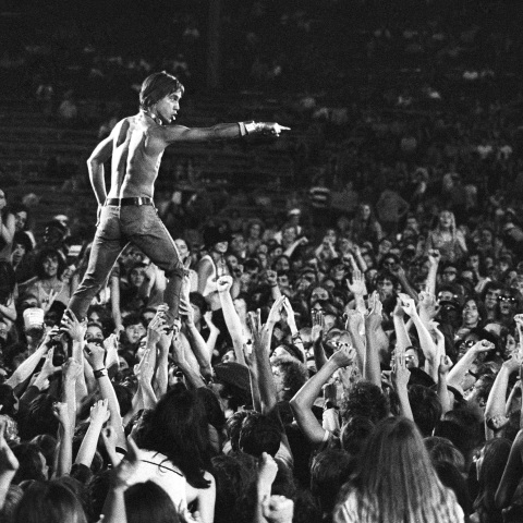 Ο Iggy Pop κάνει stage diving σε συναυλία του
