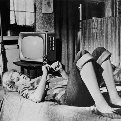 Η ηθοποιός Sue Lyon ξαπλωμένη σε κρεβάτι - Σκηνή από την ταινία Λολίτα του Στάνλεϊ Κιούμπρικ