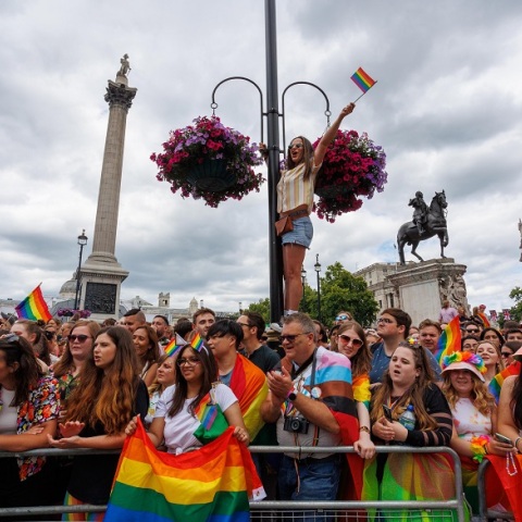 Βρετανία: H κοινότητα των ΛΟΑΤΚΙ γιορτάζει τα 50 χρόνια από το πρώτο Pride