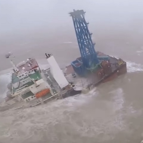 Χόνγκ Κονγκ: Πλοίο έσπασε στα δύο και βυθίστηκε - Δεκάδες οι αγνοούμενοι