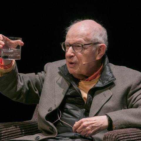 O Peter Brook με ένα ποτήρι στο χέρι