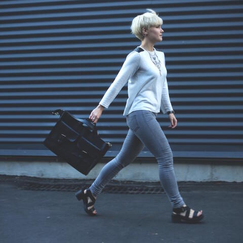 Γυναίκα περπατάει στον δρόμο