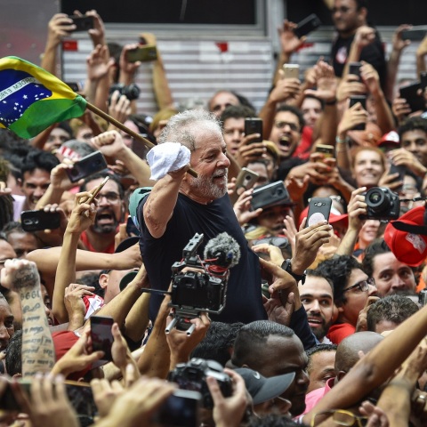 Ο Λουίς Ιγκνάσιο Λούλα ντα Σίλβ,  ηγέτης της Αριστεράς στη Βραζιλία, στους ώμους οπαδών του