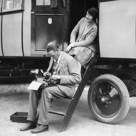 Ο συγγραφέας Lewis Sinclair δακτυλογραφεί σε γραφομηχανή υπό το βλέμμα της δημοσιογράφου και σύζυγού του, Dorothee Thompson