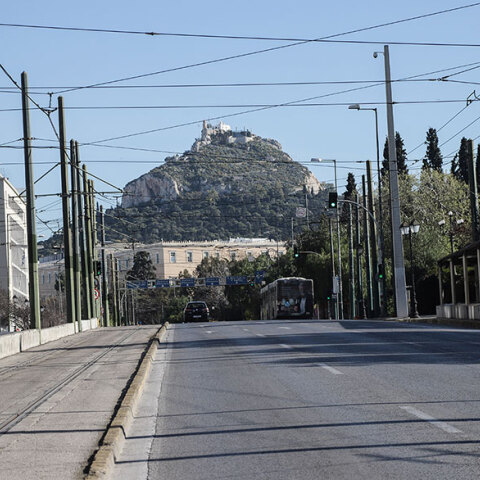 H έρημη Αθήνα την πρώτη μέρα του lockdown - Εικόνα από τους άδειους δρόμους στο Σύνταγμα, στο βάθος ο Λυκαβηττός 