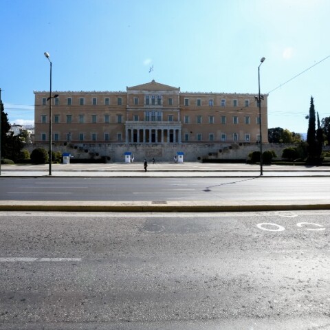 Στιγμιότυπα από το άδειο κέντρο της Αθήνας κατά την Καθαρά Δευτέρα 2021