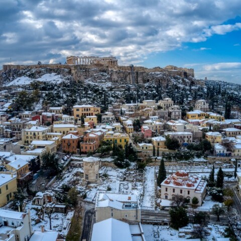 Στιγμιότυπα από την χιονισμένη Αθήνα μία ημέρα μετά την κακοκαιρία «Μήδεια»