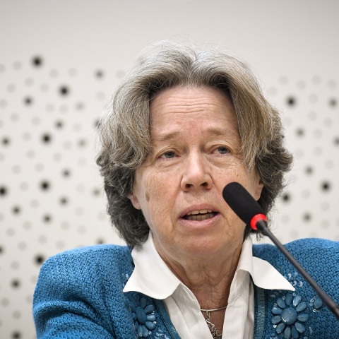 Η καθηγήτρια, Αθηνά Λινού