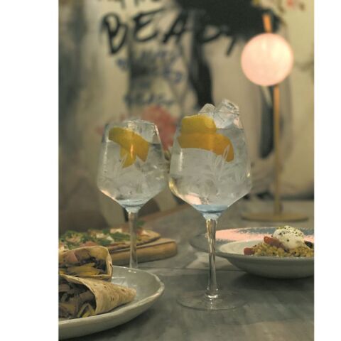 Cocktail και brunch στο Beauty Killed the Beast