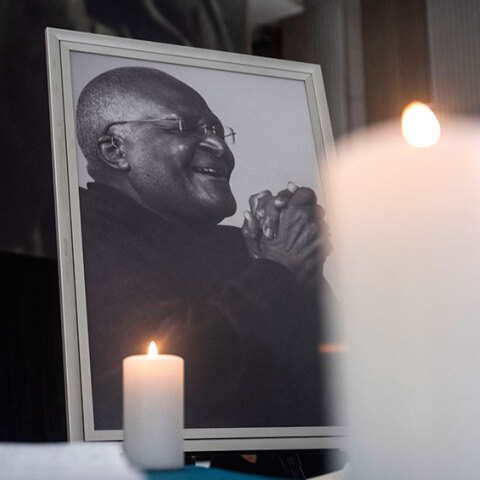 Ασπρόμαυρη φωτογραφία του αρχιεπισκόπου Desmond Tutu στη Νότια Αφρική με ένα αναμμένο κερί