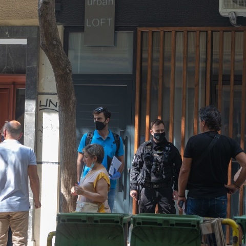 Δολοφονία 55χρονης στη Θεσσαλονίκη: Στιγμιότυπο από τον τόπο του εγκλήματος 