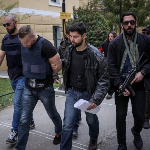 Ο δολοφόνος του επιχειρηματία, Γιάννη Μακρή, κατά την προσαγωγή του στον ανακριτή