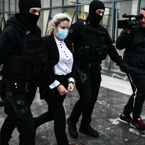 Η Έφη Κακαράντζουλα την ώρα που φτάνει στο Δικαστήριο για την απολογία της