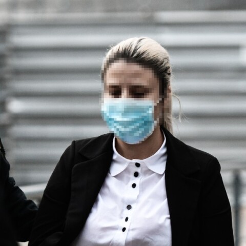 Η Έφη Κακαράντζουλα την ώρα που φτάνει στο Δικαστήριο για την απολογία της