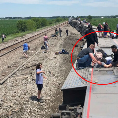 Επιβάτες του τρένου στο Μιζούρι προσπαθούν να βγάλουν από το παράθυρο μια εγκλωβισμένη γυναίκα @cloudmarooned/Twitter