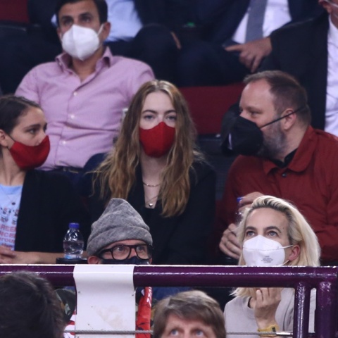 Η Emma Stone μαζί με τον Γιώργο Λάνθιμο στο ΣΕΦ για τον αγώνα του Ολυμπιακού με τη Μονακό